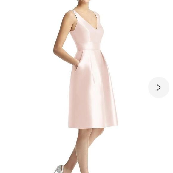 Alfred Sung
V-Neck Pleated Skirt Cocktail Dress With Pockets - D768 - Picture 1 of 4